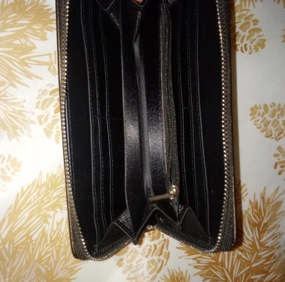 NWOT Wallet - Picture 3 of 3